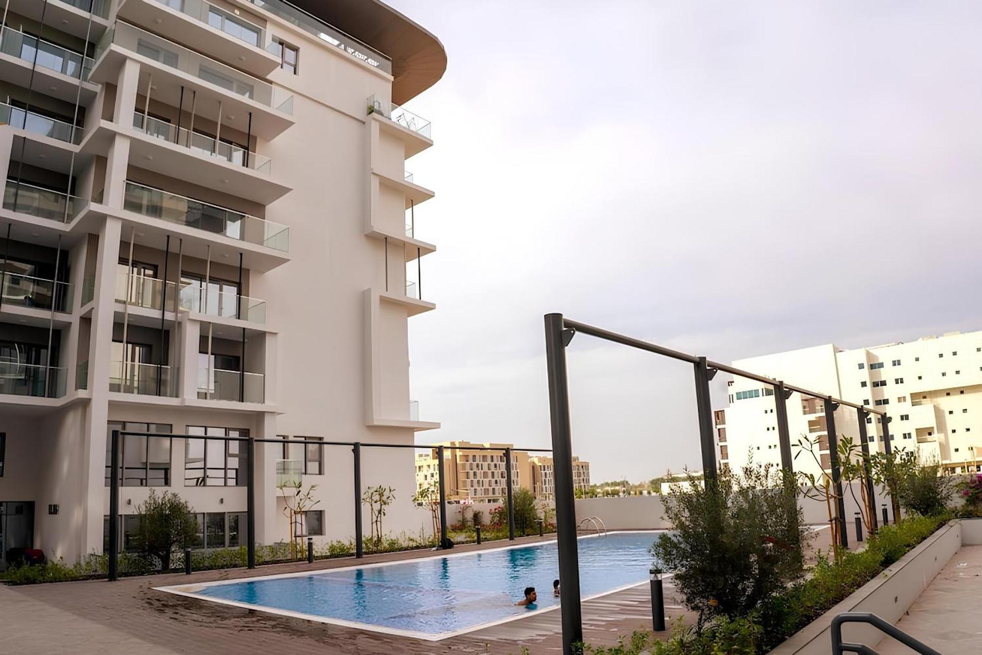 Oasis Grove Stylish 2br Retreat In Masdar Appartement