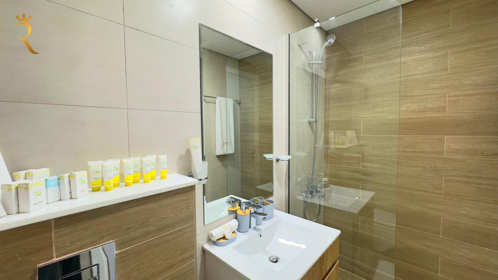 Oasis Grove Stylish 2br Retreat In Masdar Apartamento