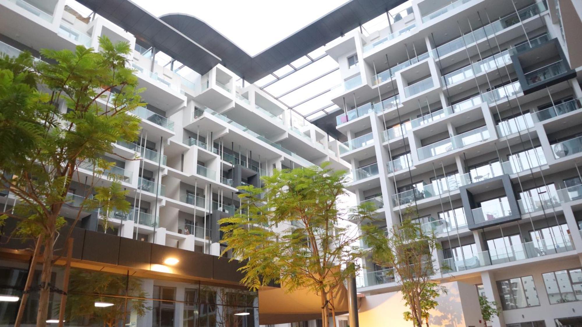 Oasis Grove Stylish 2br Retreat In Masdar Appartamento *